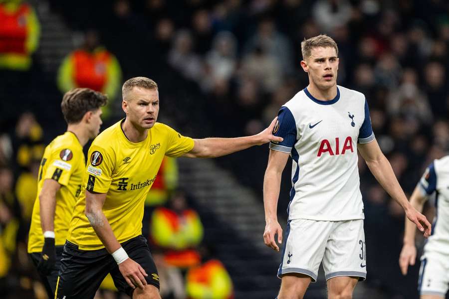 Gustav Henriksson z Elfsborg i Micky van de Ven z Tottenhamu podczas meczu Ligi Europy Gustav Henriksson z Elfsborg i Micky van de Ven z Tottenhamu podczas meczu Ligi Europy