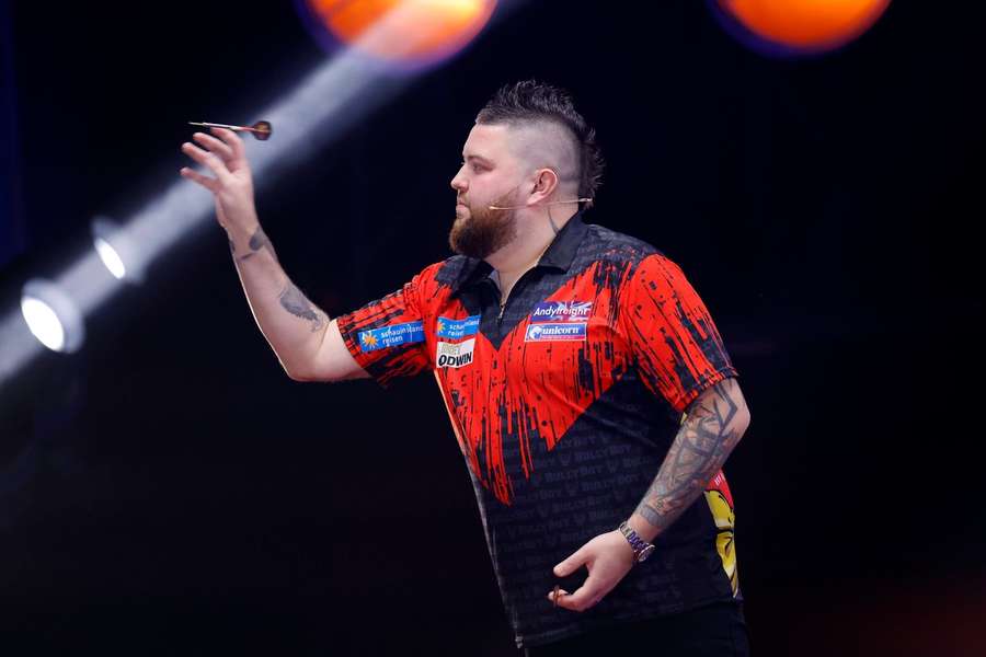 World number one Smith makes quarters at Darts Masters