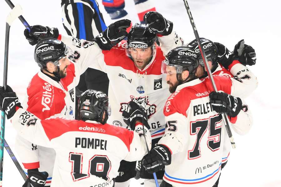 Kindl (uprostřed) vyhrál francouzskou hokejovou ligu