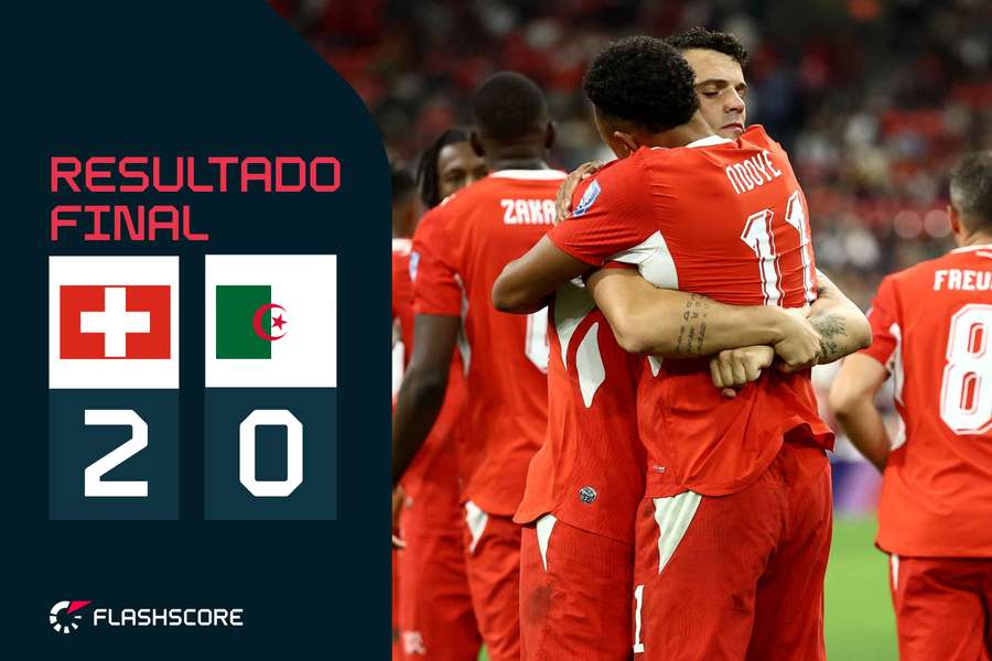 Xhaka abraça N'Doye após o segundo golo dos helvéticos Xhaka abraça N'Doye após o segundo golo dos helvéticos