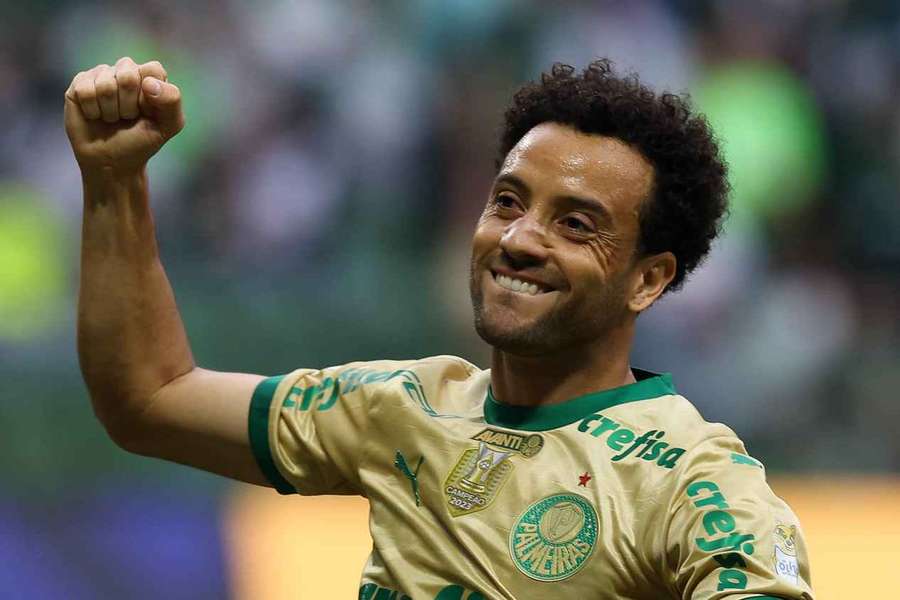 Felipe Anderson, o melhor em campo, celebra 2º gol da goleada