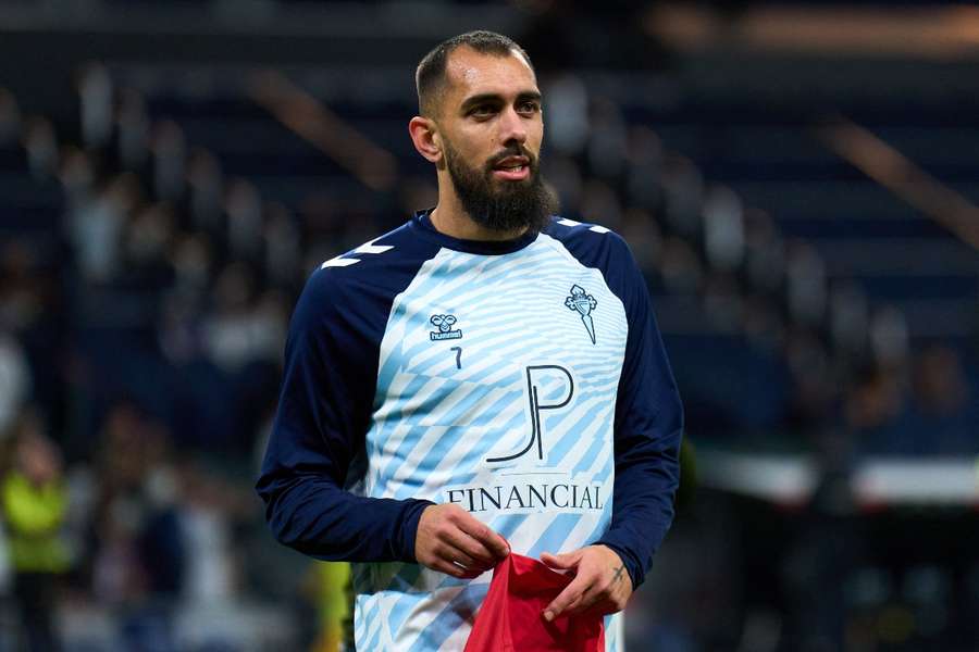 Borja Iglesias no jugará ante el Oviedo por un golpe en la espalda