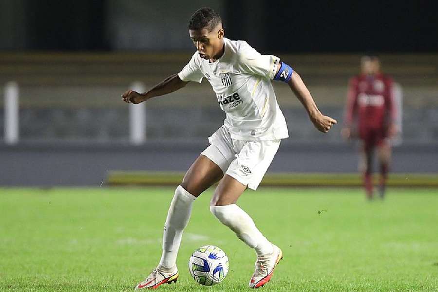 Souza durante un partido del Santos Sub17; el central es una de las promesas del primer equipo.
