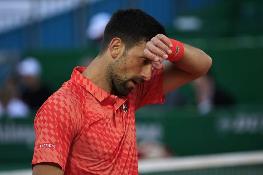 Novak Djokovic da Sérvia reage durante o jogo contra o italiano Lorenzo Musetti