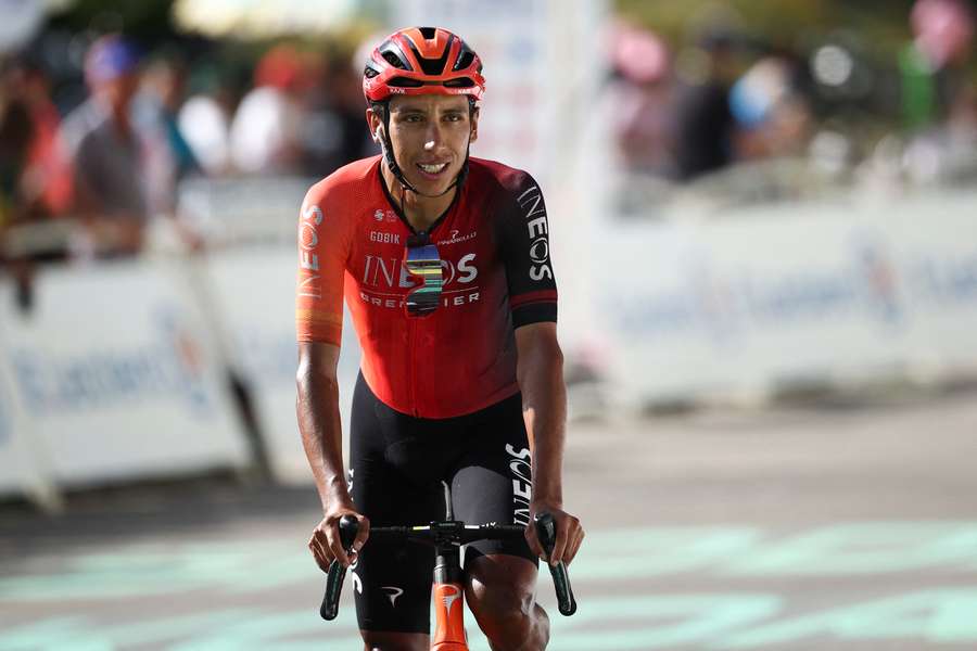 Egan Bernal sonríe en competición.