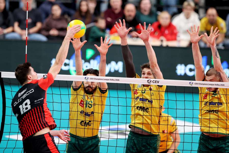 Zawodnicy Aluronu Miguel Tavares (CL) i Aron Russel (CP) i Bartosz Kwolek (P) oraz Klemen Cebulj (L) z Asseco Resovii Rzeszów podczas meczu LM