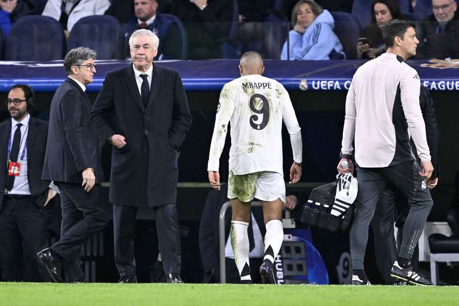 Kylian Mbappé saiu lesionado diante do Arsenal