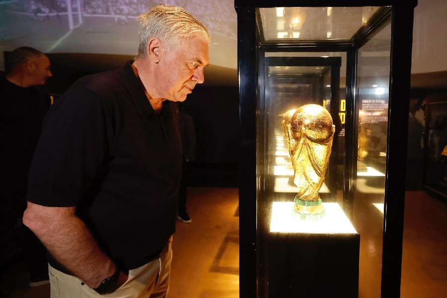Ancelotti visita taças de campeão do mundo da Seleção Brasileira 