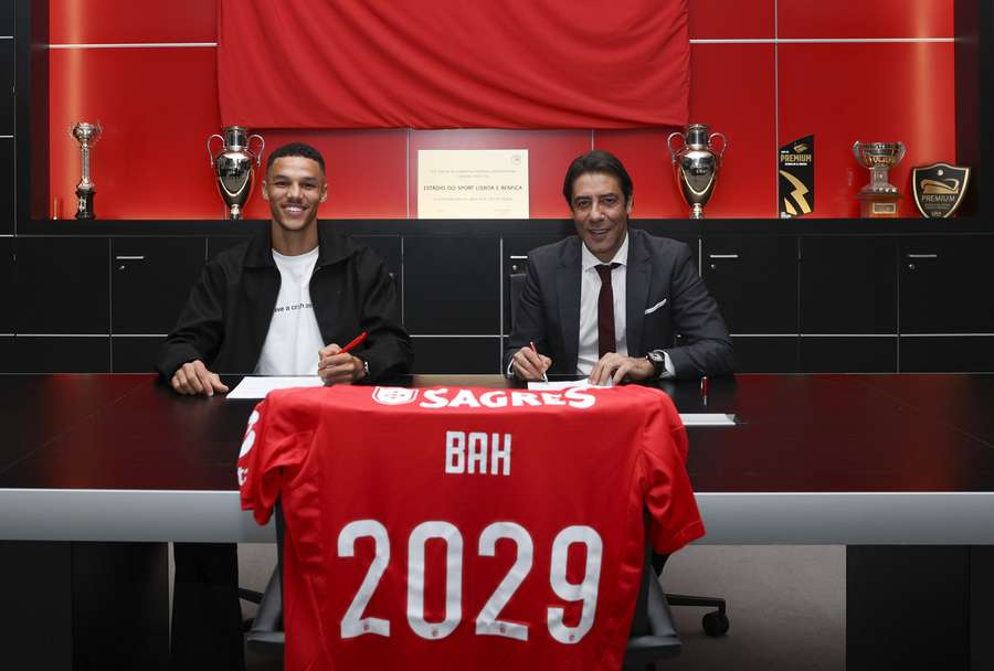 Alexander Bah com Rui Costa na assinatura da renovação