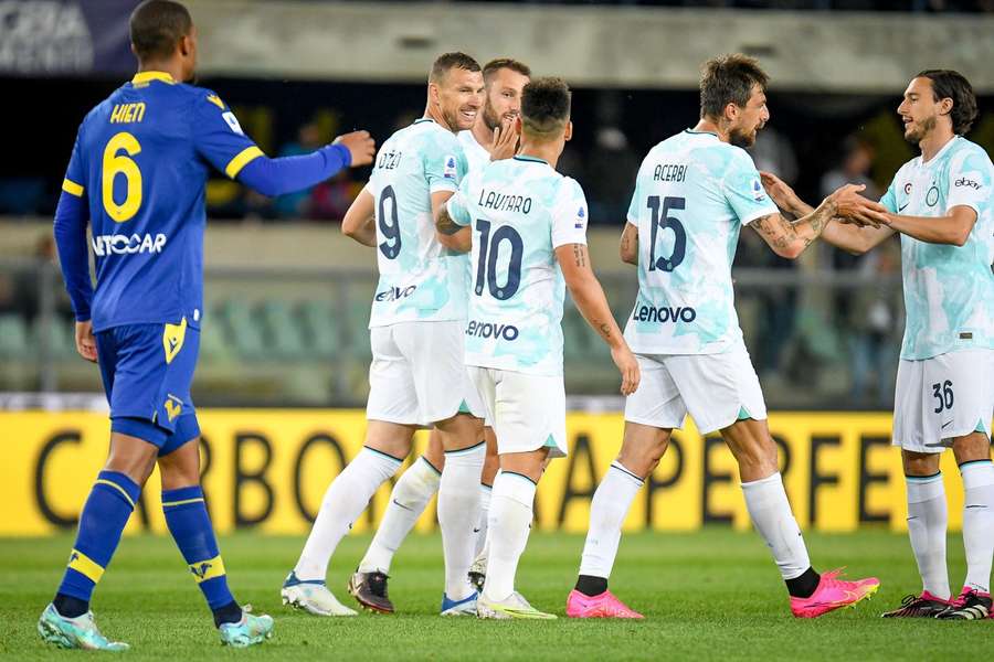 Hráči Interu si vychutnali duel vo Verone.