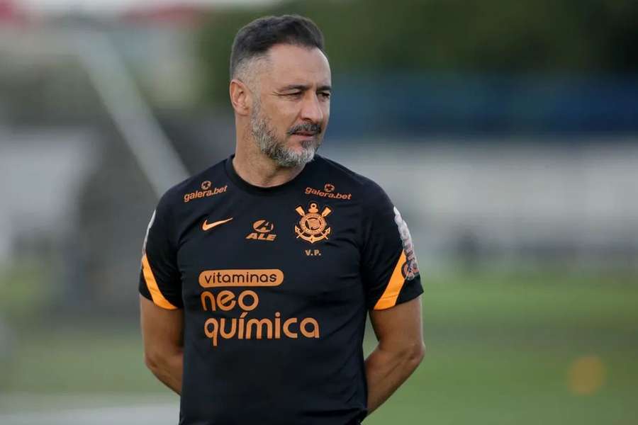 Vítor Pereira esteve nove meses no comando técnico do Corinthians