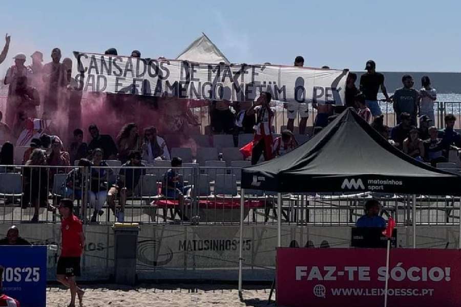 Torcedores do Leixões durante jogo de futebol de areia