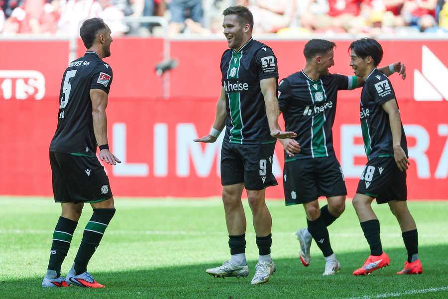 Virgil Ghiță (numărul 5) își felicită coechipierii după marcarea unui gol Virgil Ghiță (numărul 5) își felicită coechipierii după marcarea unui gol