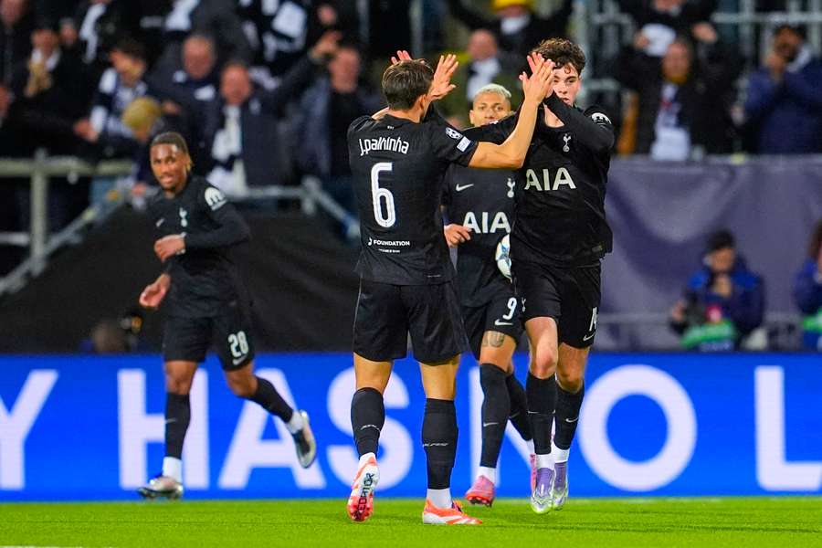 Archie Gray, celebrando el 2-1