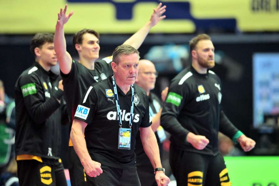 Bundestrainer Alfred Gislason jubelt beim Vorrundensieg gegen Spanien.