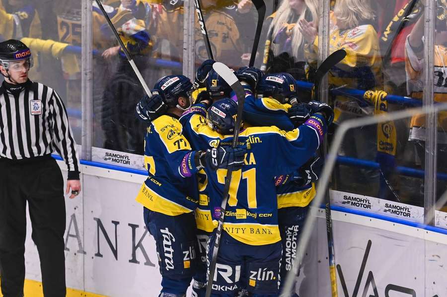 Radost hokejistů Zlína ze vstřelené branky.