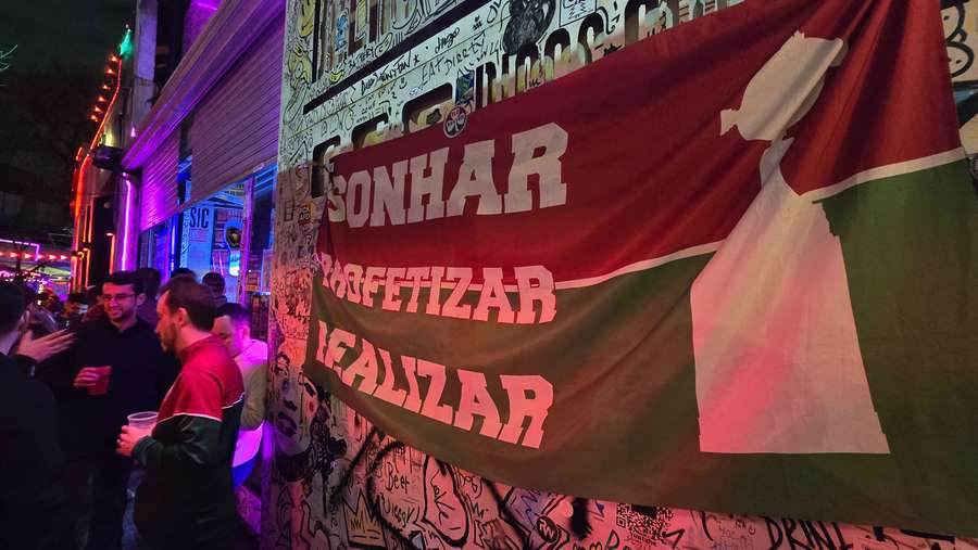Torcedores do Fluminense penduraram bandeiras em Palermo Torcedores do Fluminense penduraram bandeiras em Palermo