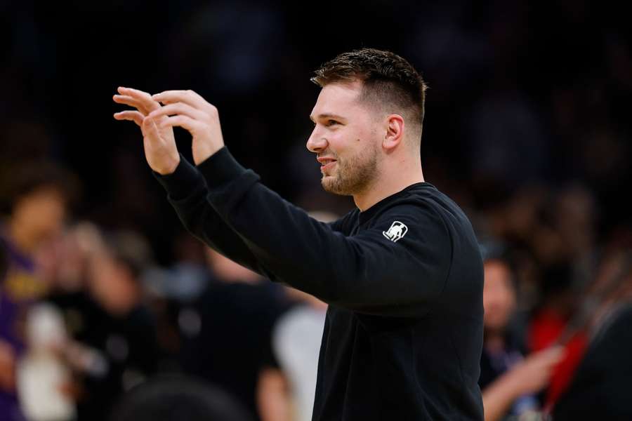 Doncic feliz em campo pelos Lakers