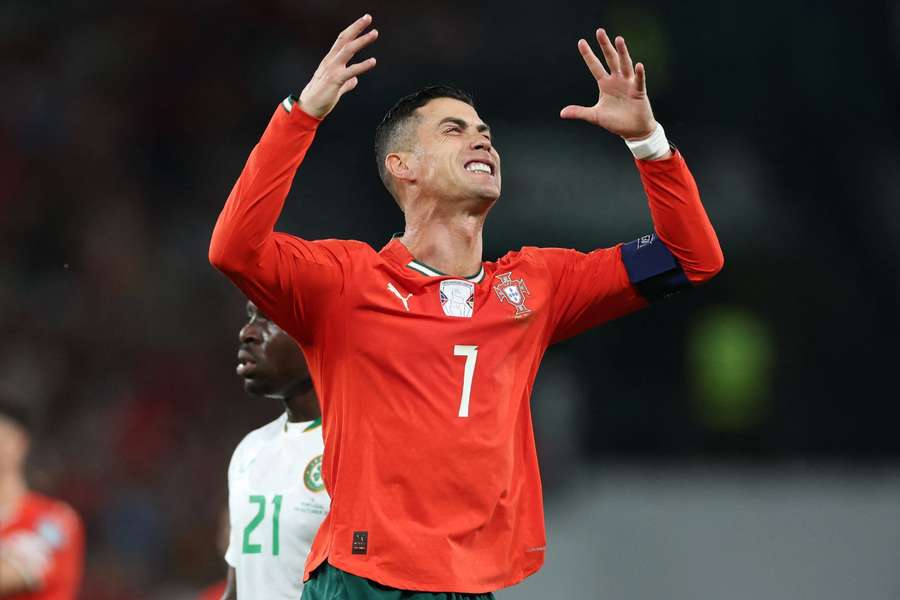 Cristiano Ronaldo lamenta pênalti perdido em Portugal x Irlanda Cristiano Ronaldo lamenta pênalti perdido em Portugal x Irlanda