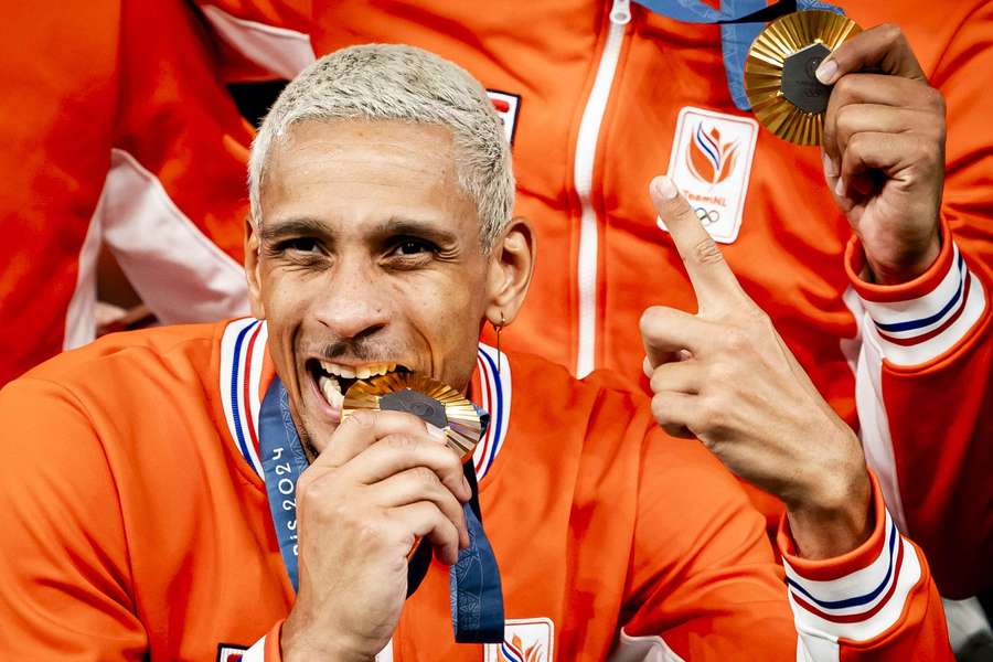 De Jong met zijn gouden medaille in Parijs