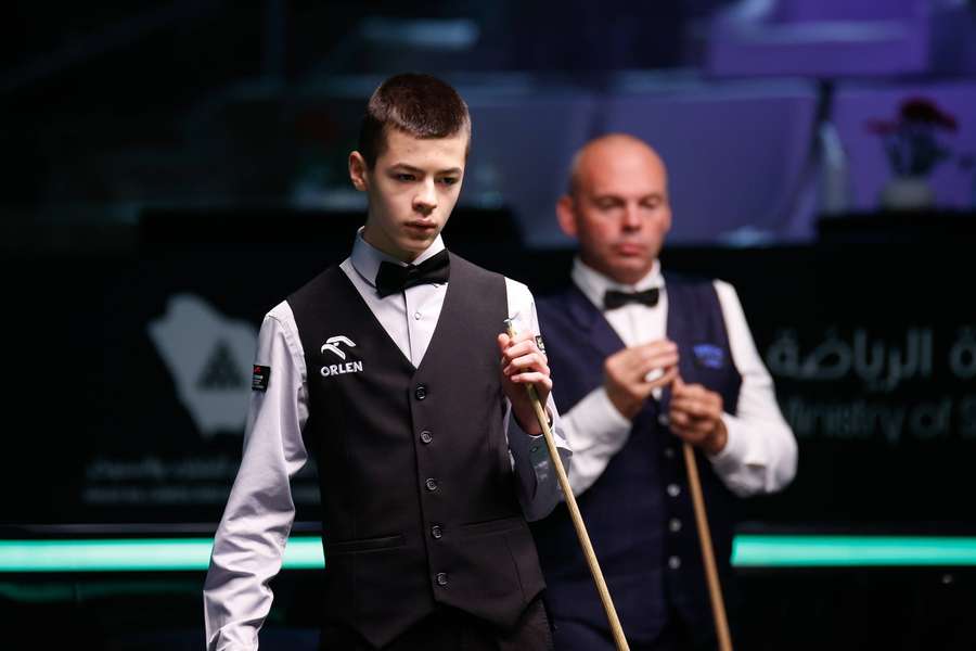 Michał Szubarczyk, a w tle za nim legendarny Stuart Bingham Michał Szubarczyk, a w tle za nim legendarny Stuart Bingham