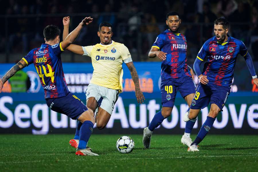 Dentro das quatro linhas, FC Porto venceu o Chaves por 2-0