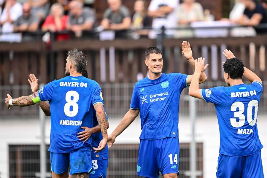 Patrik Schick přijímá gratulace ke gólu v pohárovém zápase s Grossaspachem.