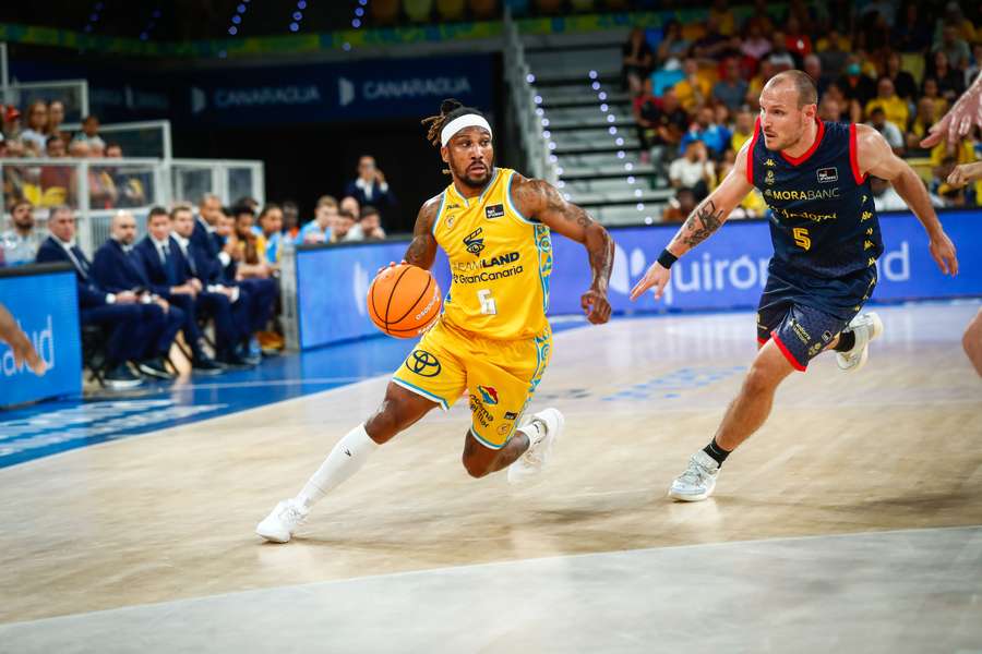 Albicy se escapa del marcaje de Rafa Luz