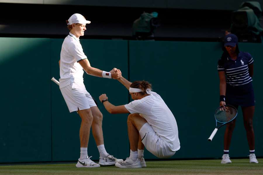 Sinner hilft Zverev auf