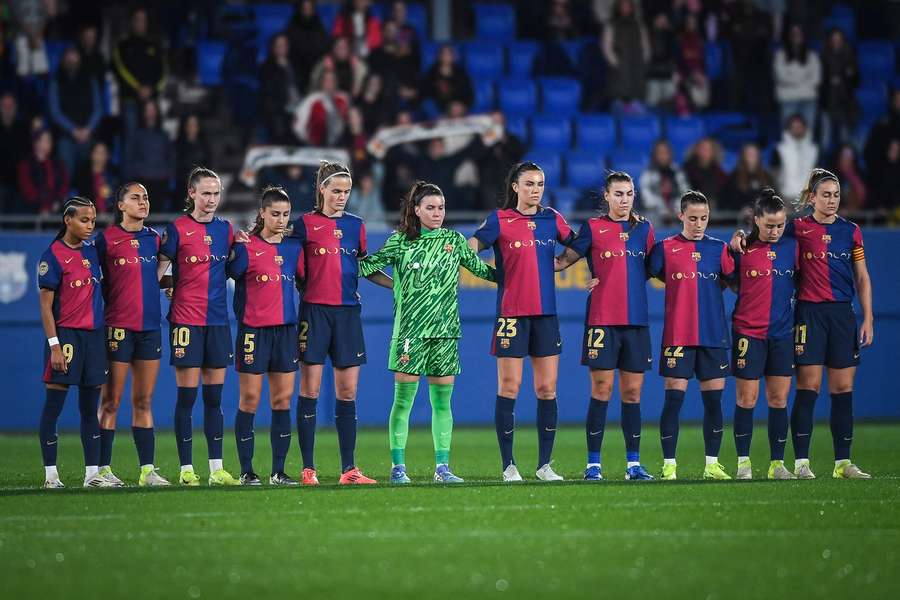 Ženský tým Barçy před zápasem