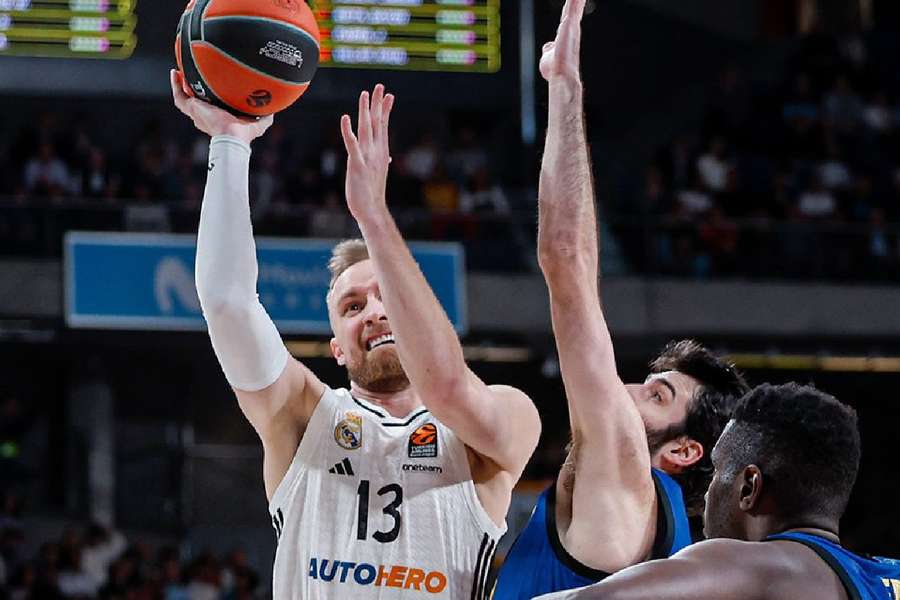 Musa supera a Abrines ante la mirada de Fall
