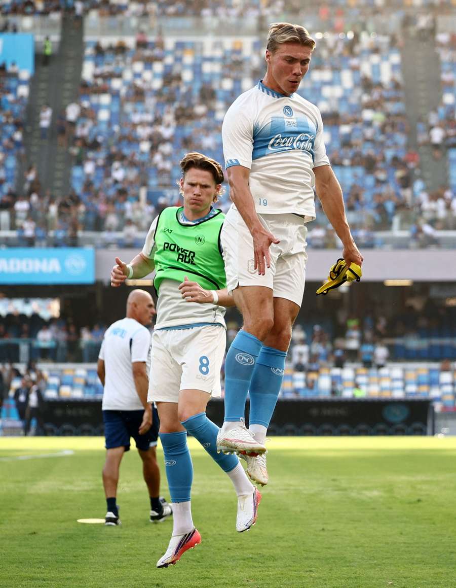 McTominay e Hojlund nel riscaldamento