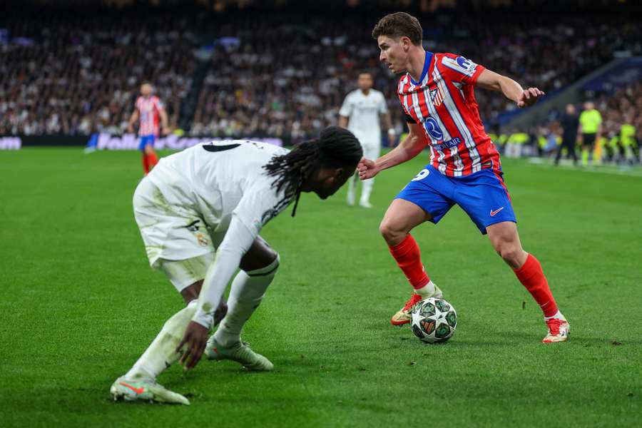 Julián Álvarez, diante de Camavinga, no empate 1-1