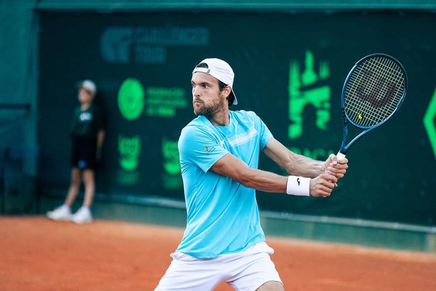 João Sousa, de 34 anos, ainda teve duas vezes com break de vantagem