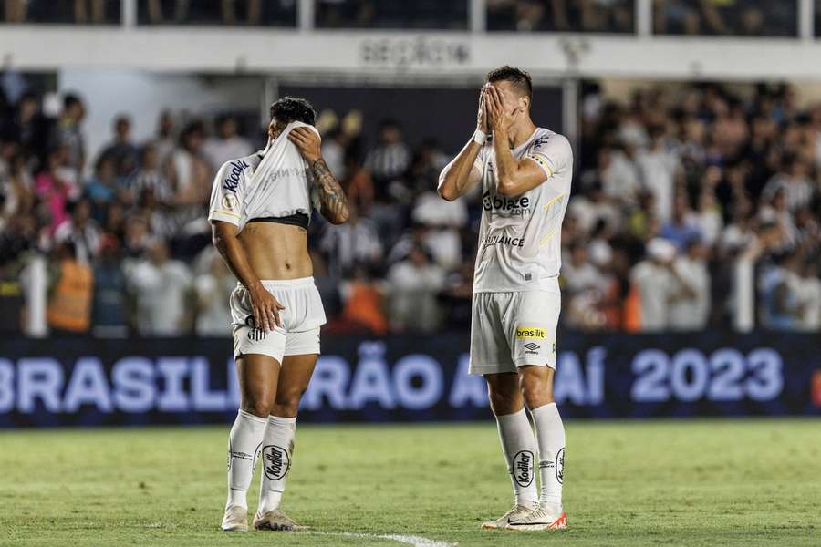 Santos' spillere kunne ikke gøre meget andet end at gemme ansigterne væk i forfærdelse over holdets nedrykning natten til torsdag.