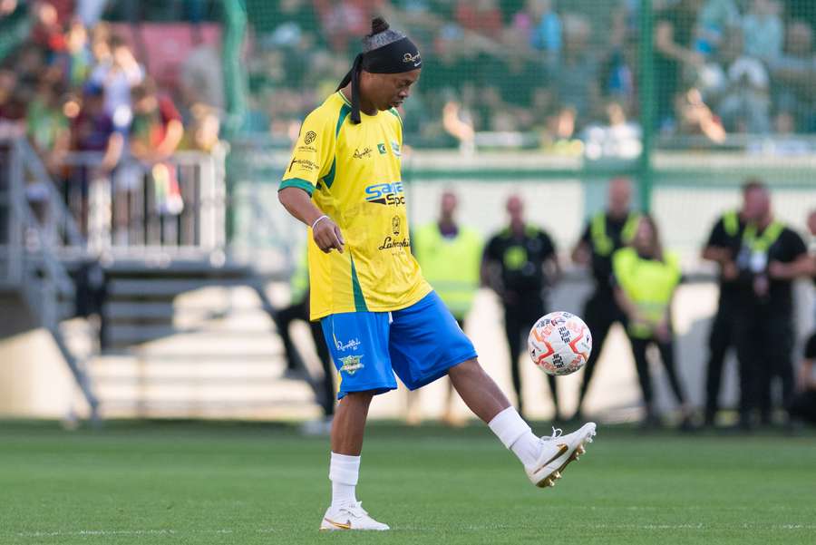 Ronaldinho animou os torcedores na Eslováquia Ronaldinho animou os torcedores na Eslováquia