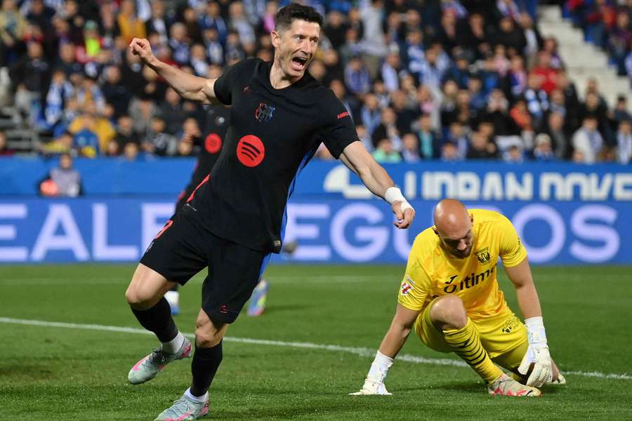 Lewandowski estava pronto para marcar quando zagueirão se antecipou no gol contra