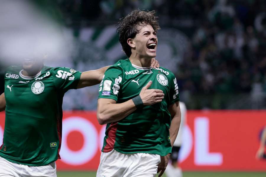 Agustín Giay comemora um dos dois golos que marcou no clássico