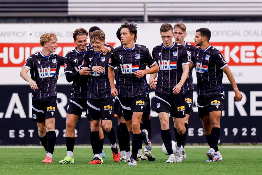 Goalgetter Luuk Verheij viert de 2-0 met zijn teamgenoten