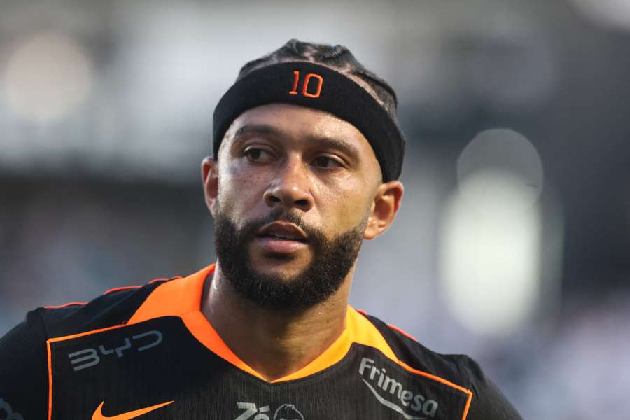 Memphis Depay será ausência de dérbi deste domingo