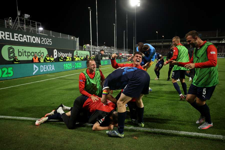 Der 1. FC Heidenheim hat in letzter Sekunde den Verbleib in der Bundesliga gesichert.