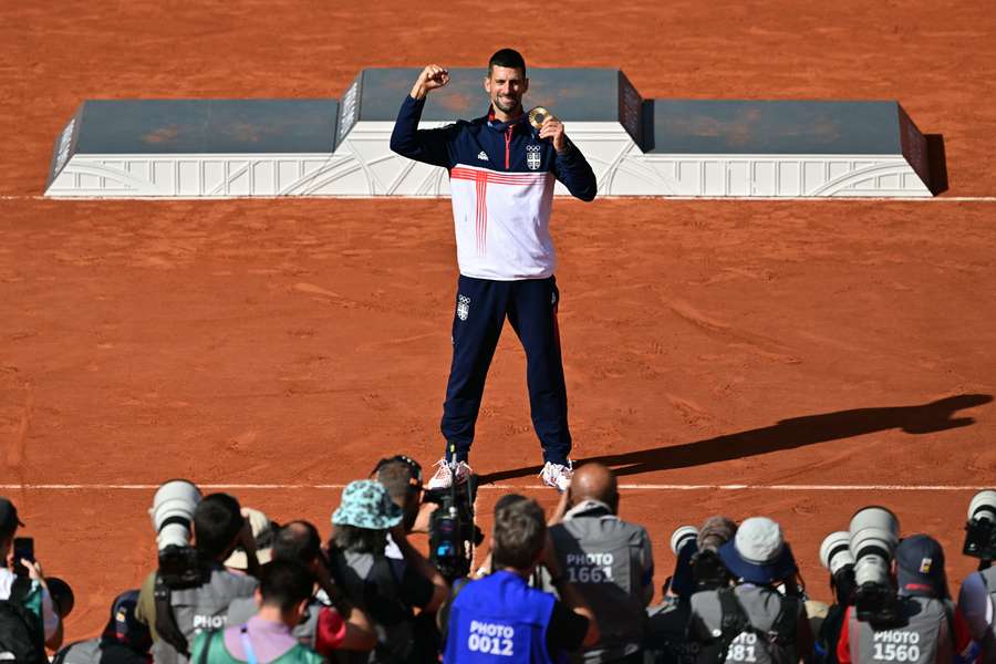 Il serbo Novak Djokovic, vincitore della medaglia d'oro, posa per i fotografi 