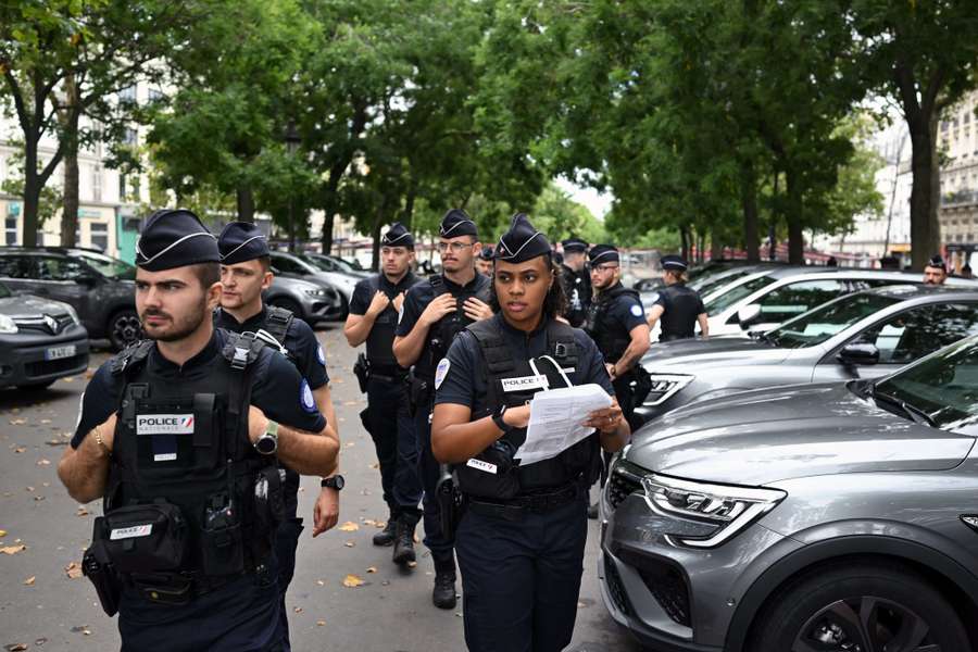 Dei poliziotti a Parigi