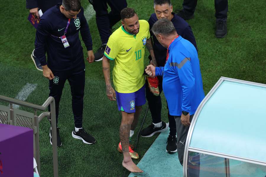 Neymar saiu leisonado no tornozelo direito diante da Sérvia