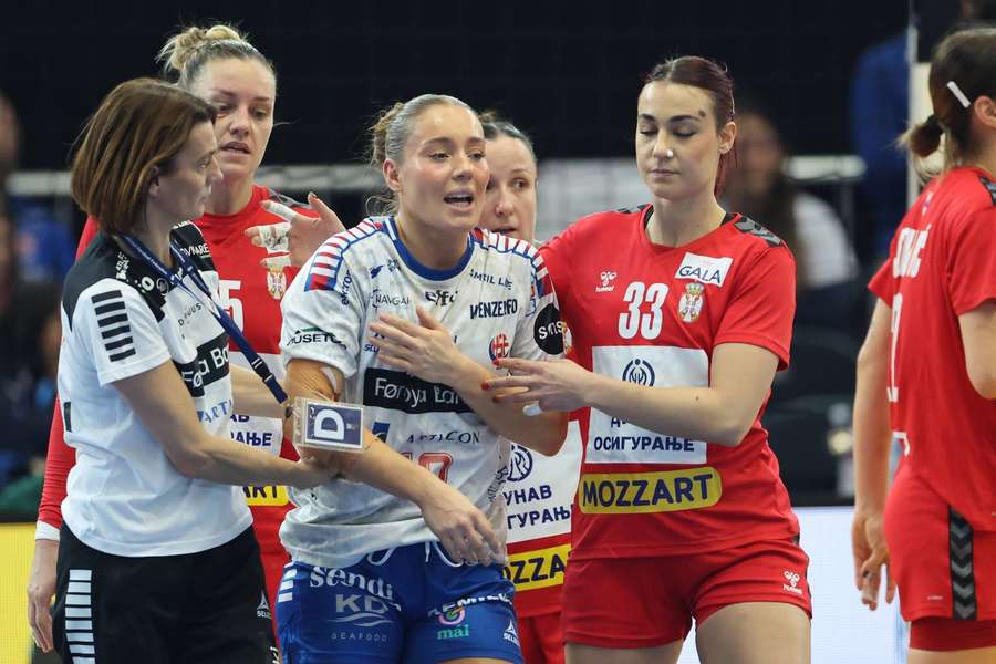 Sârbii contestă deciziile arbitrilor din finalul partidei cu Insulele Feroe la Mondialul de handbal, încheiat cu scor de egalitate, 31-31 Sârbii contestă deciziile arbitrilor din finalul partidei cu Insulele Feroe la Mondialul de handbal, încheiat cu scor de egalitate, 31-31