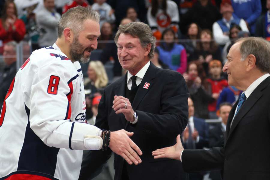 Ovechkin ao lado de Wayne Gretzky, o maior jogador de hóquei de todos os tempos