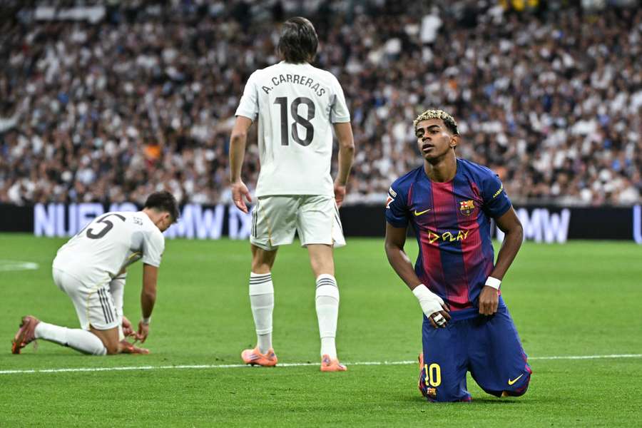 Lamine Yamal, arrodillado Lamine Yamal, arrodillado