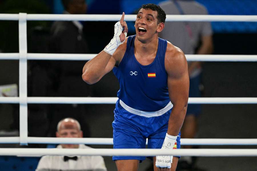 Ayoub Ghadfa celebra su victoria en el ring