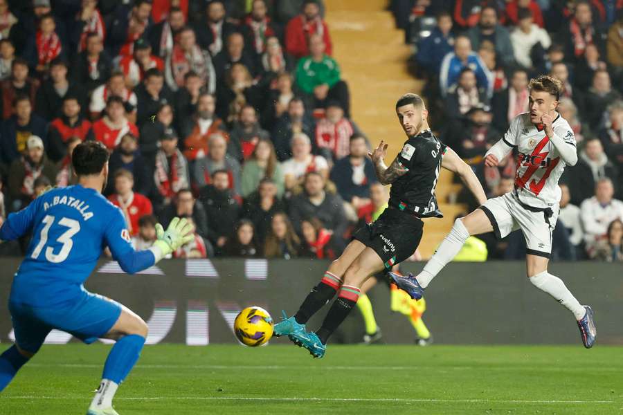 Sancet, en el momento de conectar la volea con la que empató el partido