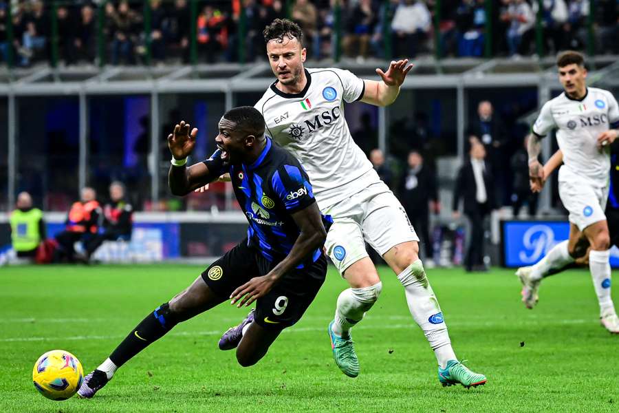 Thuram y Rrahmani pugnan por el balón.